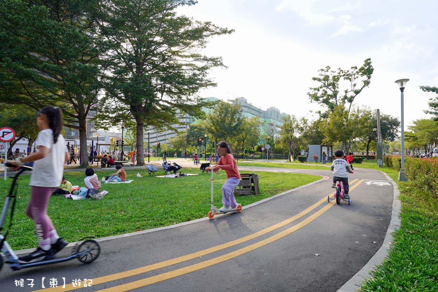 延伸閱讀：[台中] 兒童交通主題公園 免費小車開上路 縮小版迷你街道超好玩 紅綠燈 平交道 斑馬線超擬真