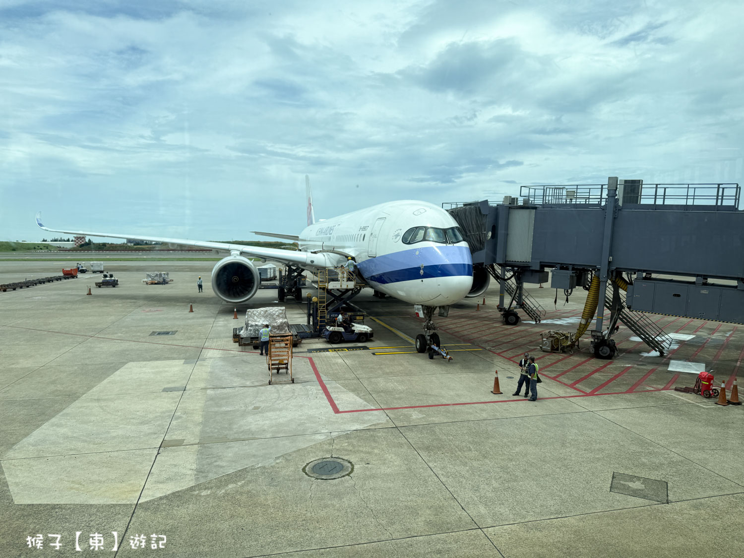 網站近期文章：[泰國] 中華航空飛曼谷CI835幸運搭到A350-900 座位舒適有大螢幕 飛機餐美味 金色三麥特調