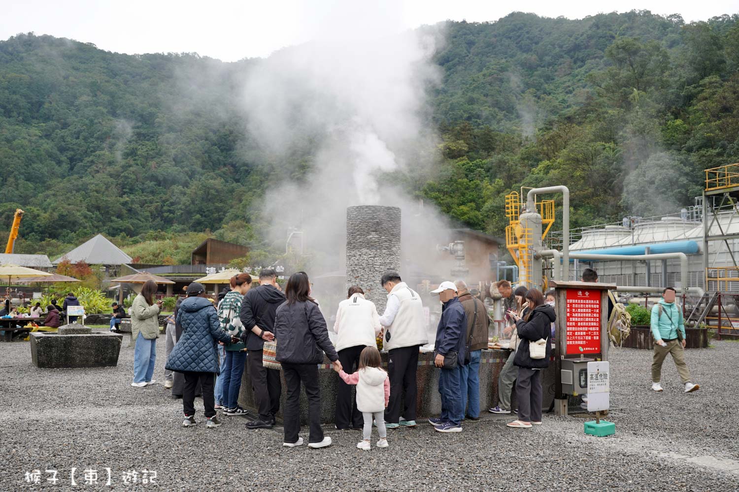 冬天必訪行程 免費泡溫泉足湯好療癒 群山環抱 雲霧繚繞 竹簍煮溫泉蛋 玉米 2026最新價格 @猴子【東】遊記 @猴子【東】遊記