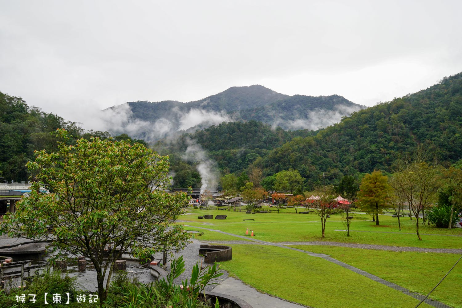 冬天必訪行程 免費泡溫泉足湯好療癒 群山環抱 雲霧繚繞 竹簍煮溫泉蛋 玉米 2026最新價格 @猴子【東】遊記 @猴子【東】遊記