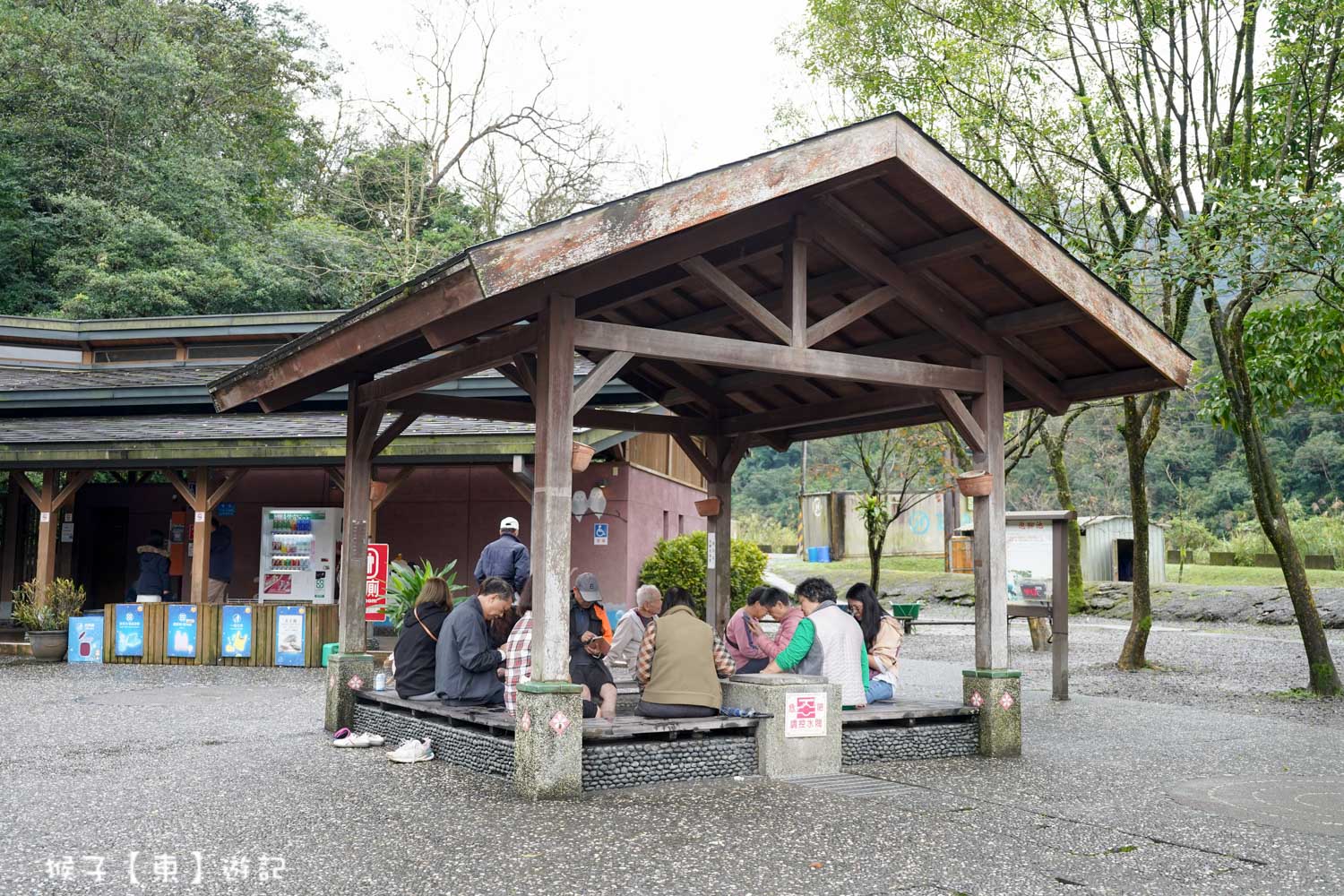冬天必訪行程 免費泡溫泉足湯好療癒 群山環抱 雲霧繚繞 竹簍煮溫泉蛋 玉米 2026最新價格 @猴子【東】遊記 @猴子【東】遊記