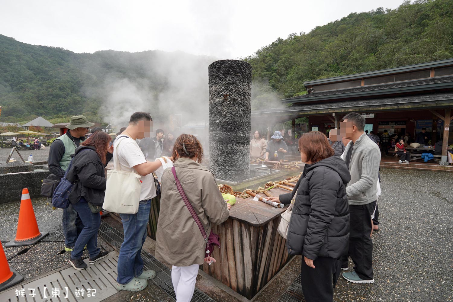 冬天必訪行程 免費泡溫泉足湯好療癒 群山環抱 雲霧繚繞 竹簍煮溫泉蛋 玉米 2026最新價格 @猴子【東】遊記 @猴子【東】遊記