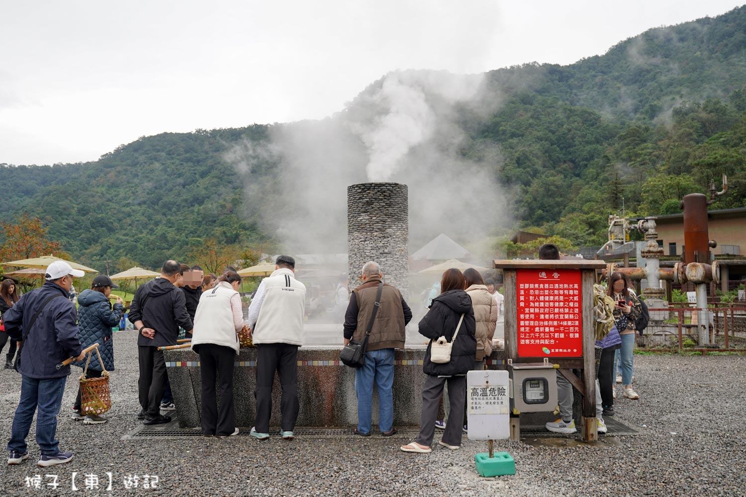 冬天必訪行程 免費泡溫泉足湯好療癒 群山環抱 雲霧繚繞 竹簍煮溫泉蛋 玉米 2026最新價格 @猴子【東】遊記 @猴子【東】遊記
