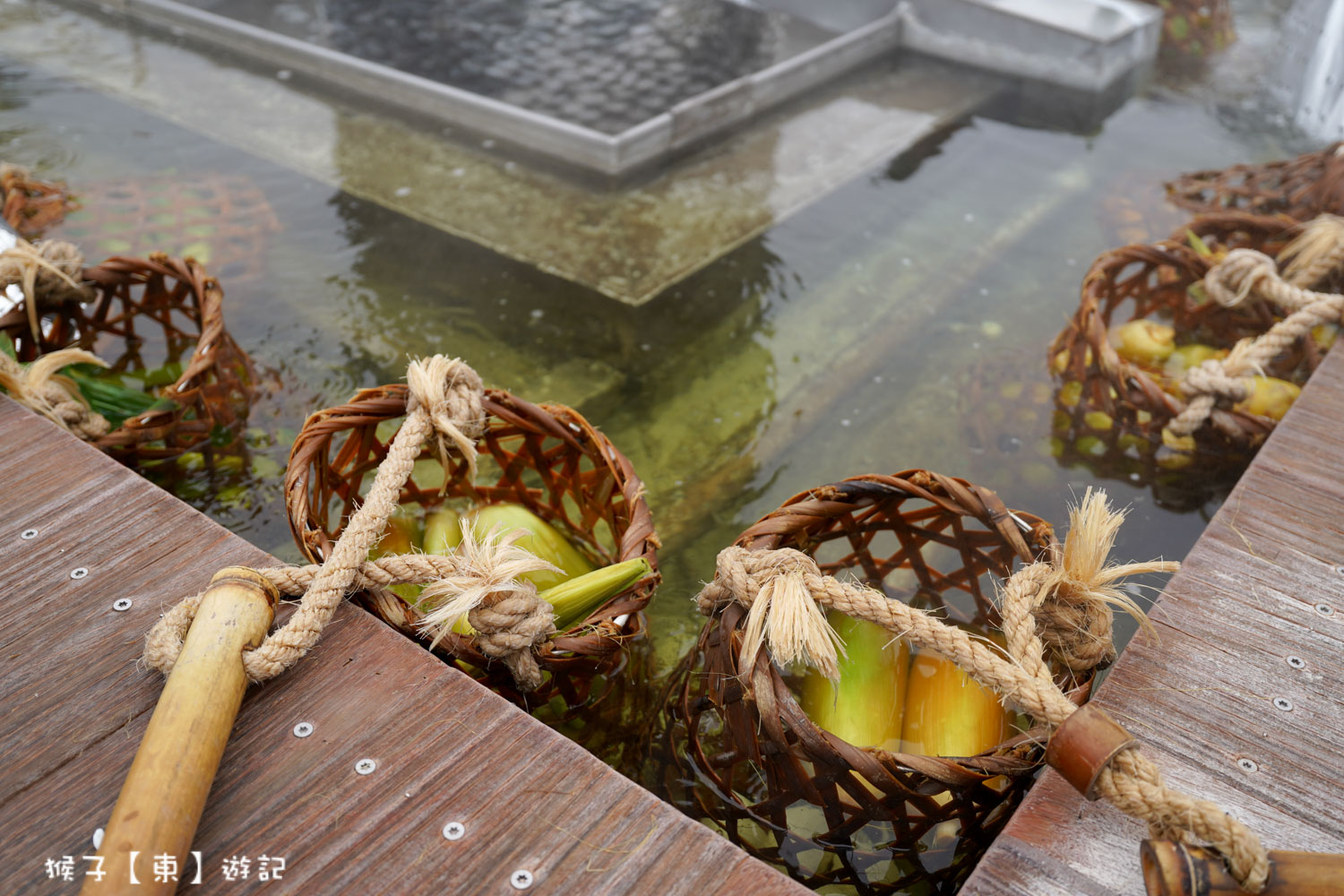 冬天必訪行程 免費泡溫泉足湯好療癒 群山環抱 雲霧繚繞 竹簍煮溫泉蛋 玉米 2026最新價格 @猴子【東】遊記 @猴子【東】遊記