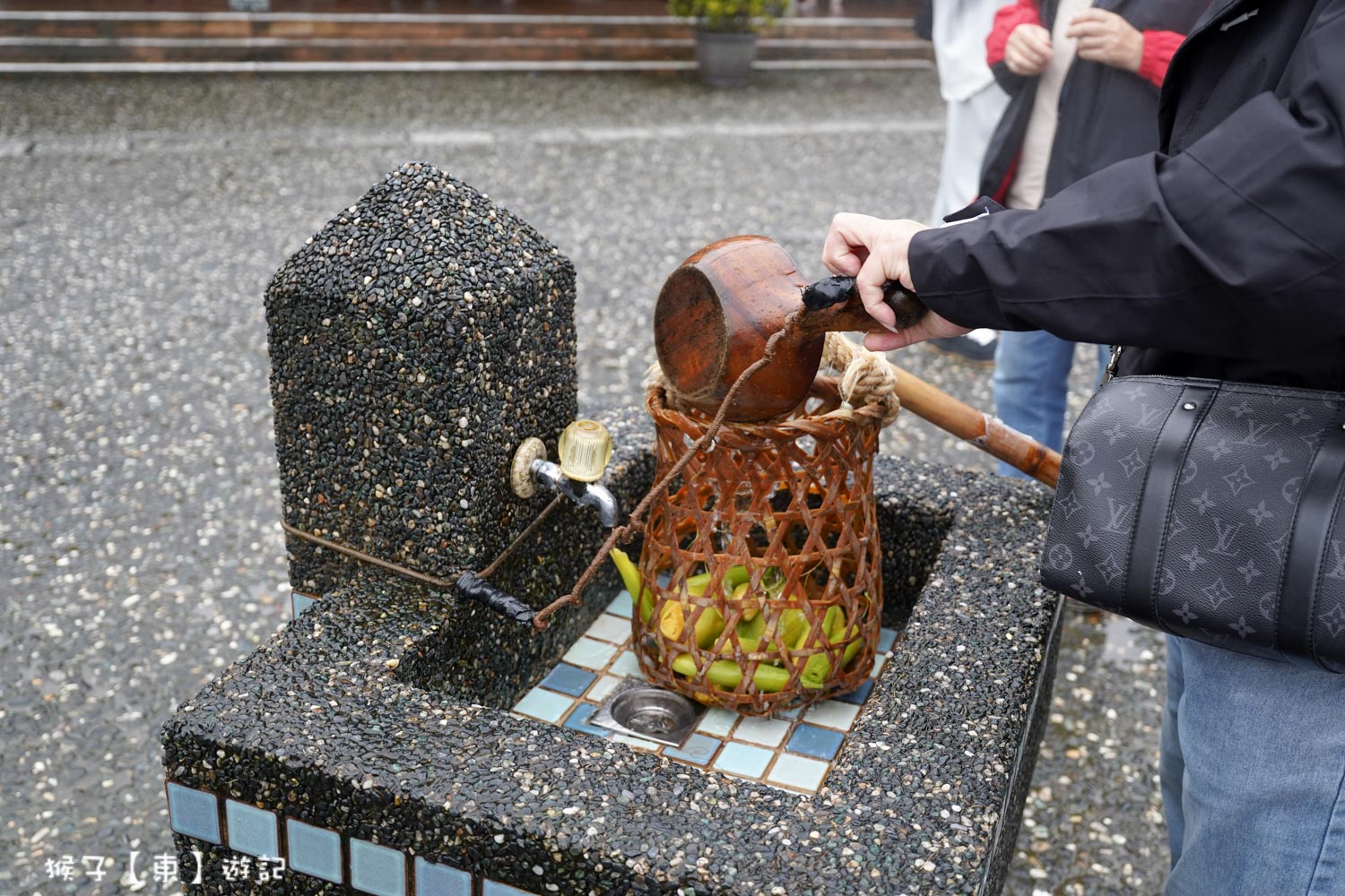 冬天必訪行程 免費泡溫泉足湯好療癒 群山環抱 雲霧繚繞 竹簍煮溫泉蛋 玉米 2026最新價格 @猴子【東】遊記 @猴子【東】遊記