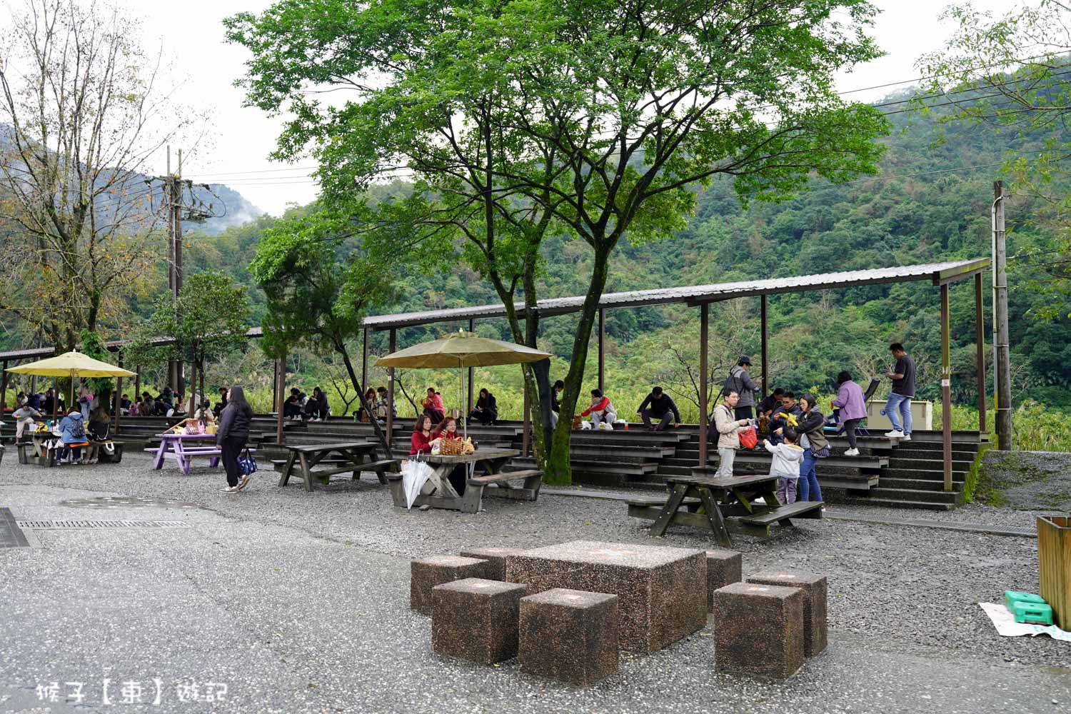 冬天必訪行程 免費泡溫泉足湯好療癒 群山環抱 雲霧繚繞 竹簍煮溫泉蛋 玉米 2026最新價格 @猴子【東】遊記 @猴子【東】遊記