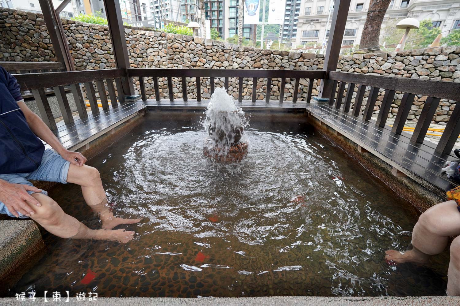 網站近期文章：[宜蘭] 下車就能泡免費溫泉足湯 礁溪地景廣場 日式木造溫泉亭泡免費溫泉足湯 晚上燈飾超有氣氛