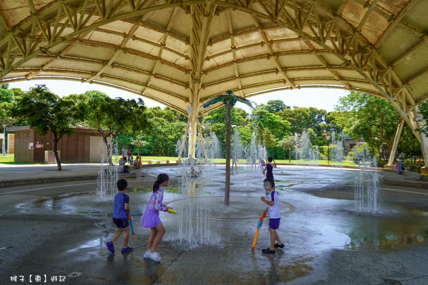 小朋友在伯公岡公園噴水池開心玩水消暑