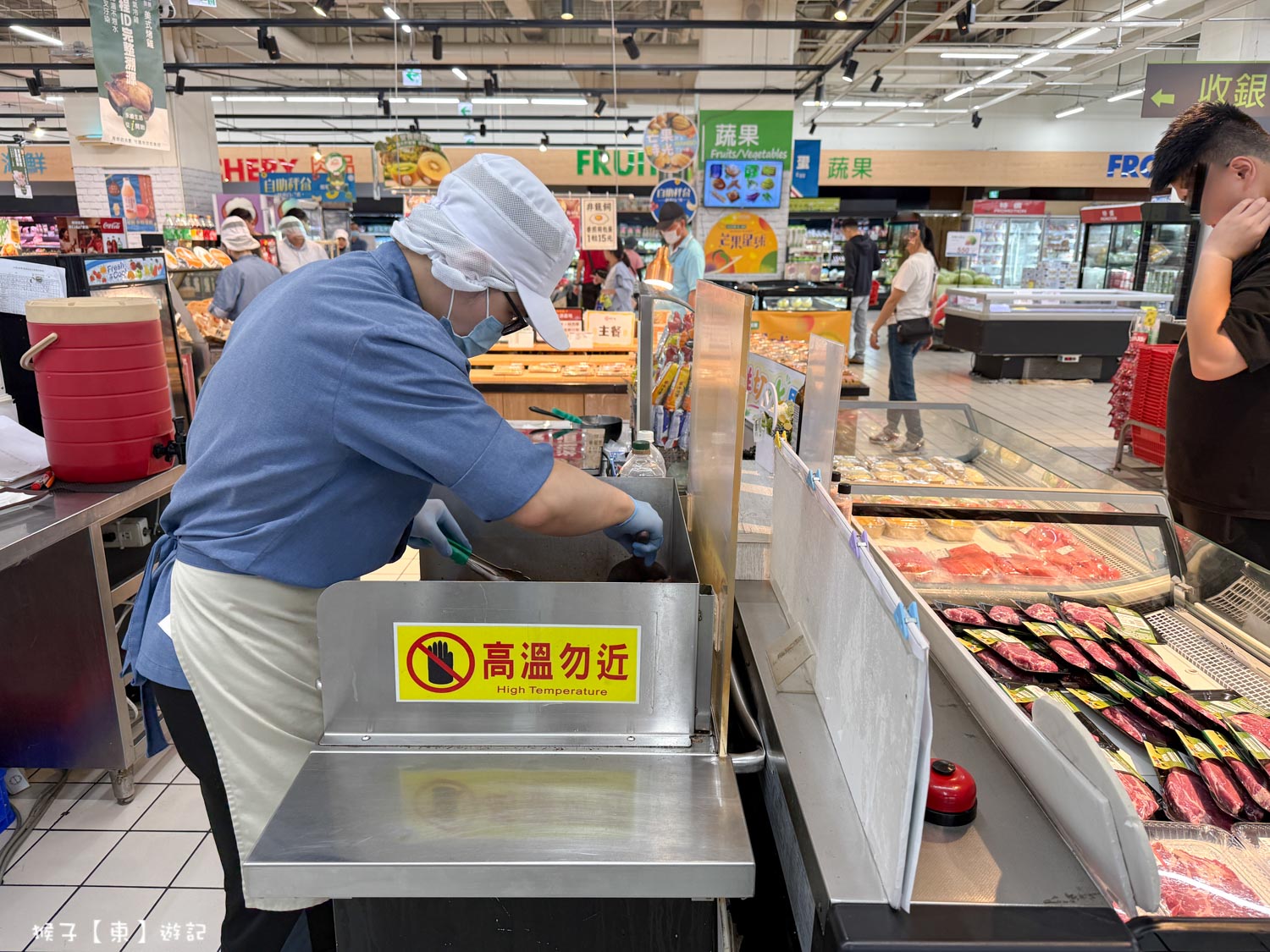 萬家福隱藏版美食 現場代煎牛排附蔬菜30元 買一送一最優惠 有內用座位區可以用餐 @猴子【東】遊記 @猴子【東】遊記