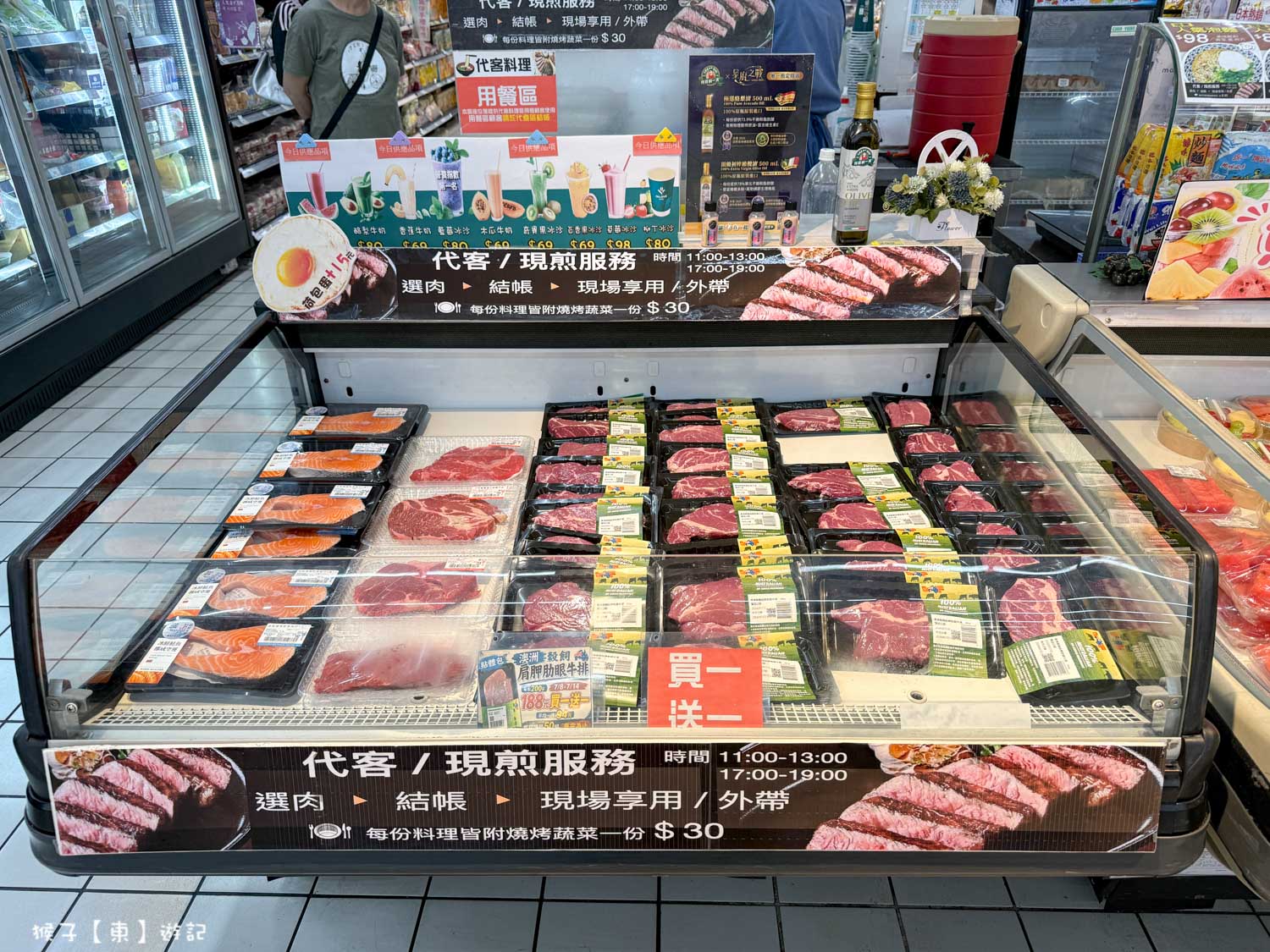 萬家福隱藏版美食 現場代煎牛排附蔬菜30元 買一送一最優惠 有內用座位區可以用餐 @猴子【東】遊記 @猴子【東】遊記