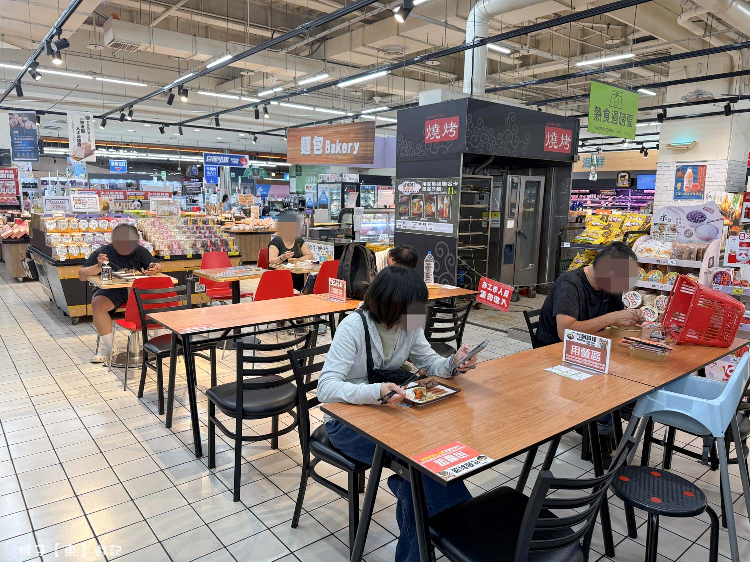 萬家福隱藏版美食 現場代煎牛排附蔬菜30元 買一送一最優惠 有內用座位區可以用餐 @猴子【東】遊記 @猴子【東】遊記