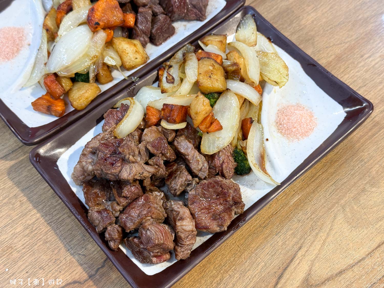 萬家福隱藏版美食 現場代煎牛排附蔬菜30元 買一送一最優惠 有內用座位區可以用餐 @猴子【東】遊記 @猴子【東】遊記