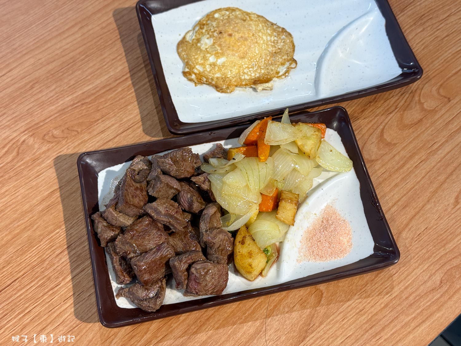 萬家福隱藏版美食 現場代煎牛排附蔬菜30元 買一送一最優惠 有內用座位區可以用餐 @猴子【東】遊記 @猴子【東】遊記