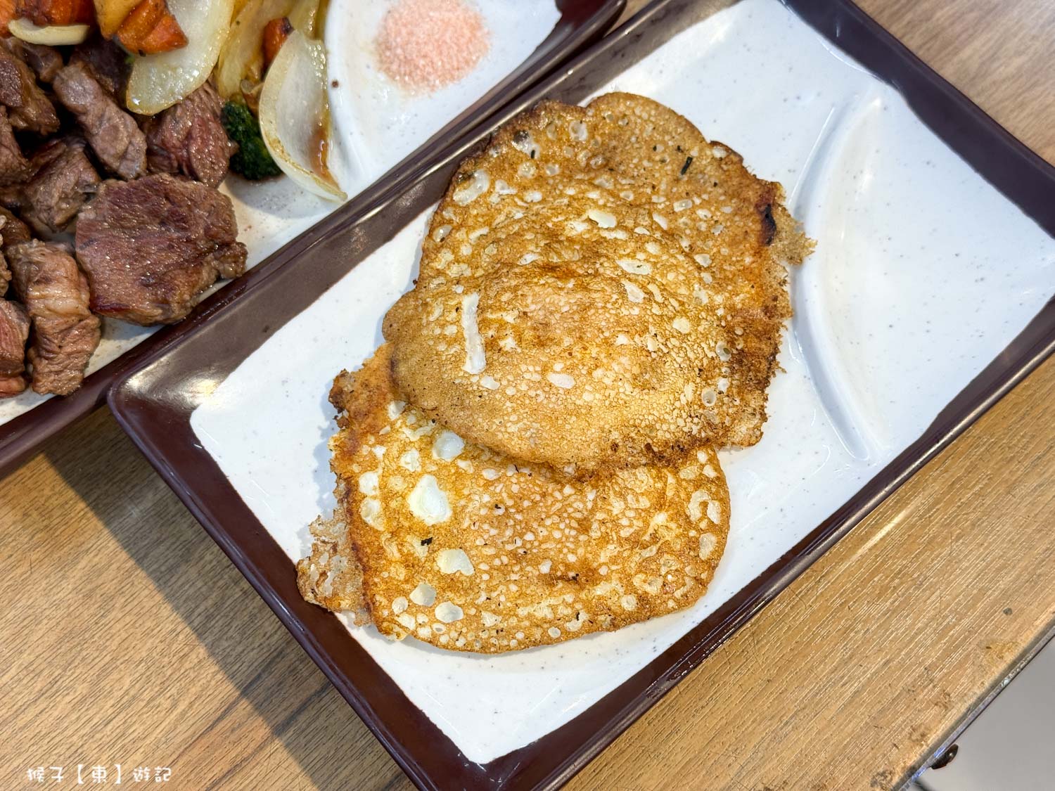 萬家福隱藏版美食 現場代煎牛排附蔬菜30元 買一送一最優惠 有內用座位區可以用餐 @猴子【東】遊記 @猴子【東】遊記