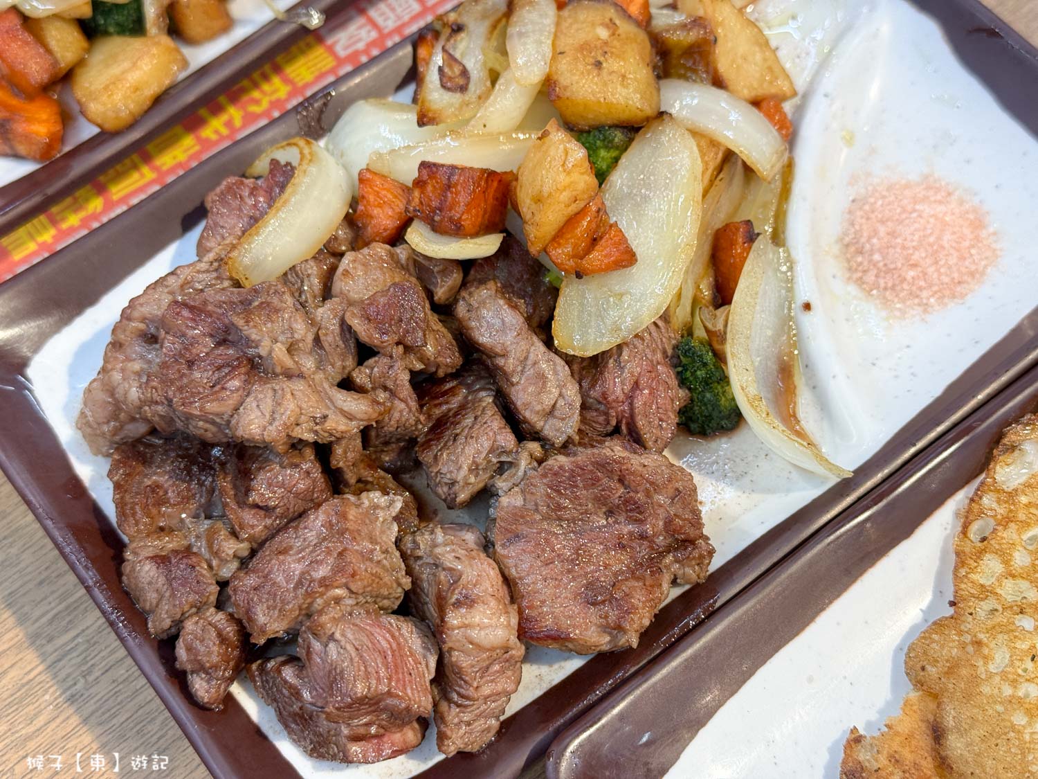 萬家福隱藏版美食 現場代煎牛排附蔬菜30元 買一送一最優惠 有內用座位區可以用餐 @猴子【東】遊記 @猴子【東】遊記