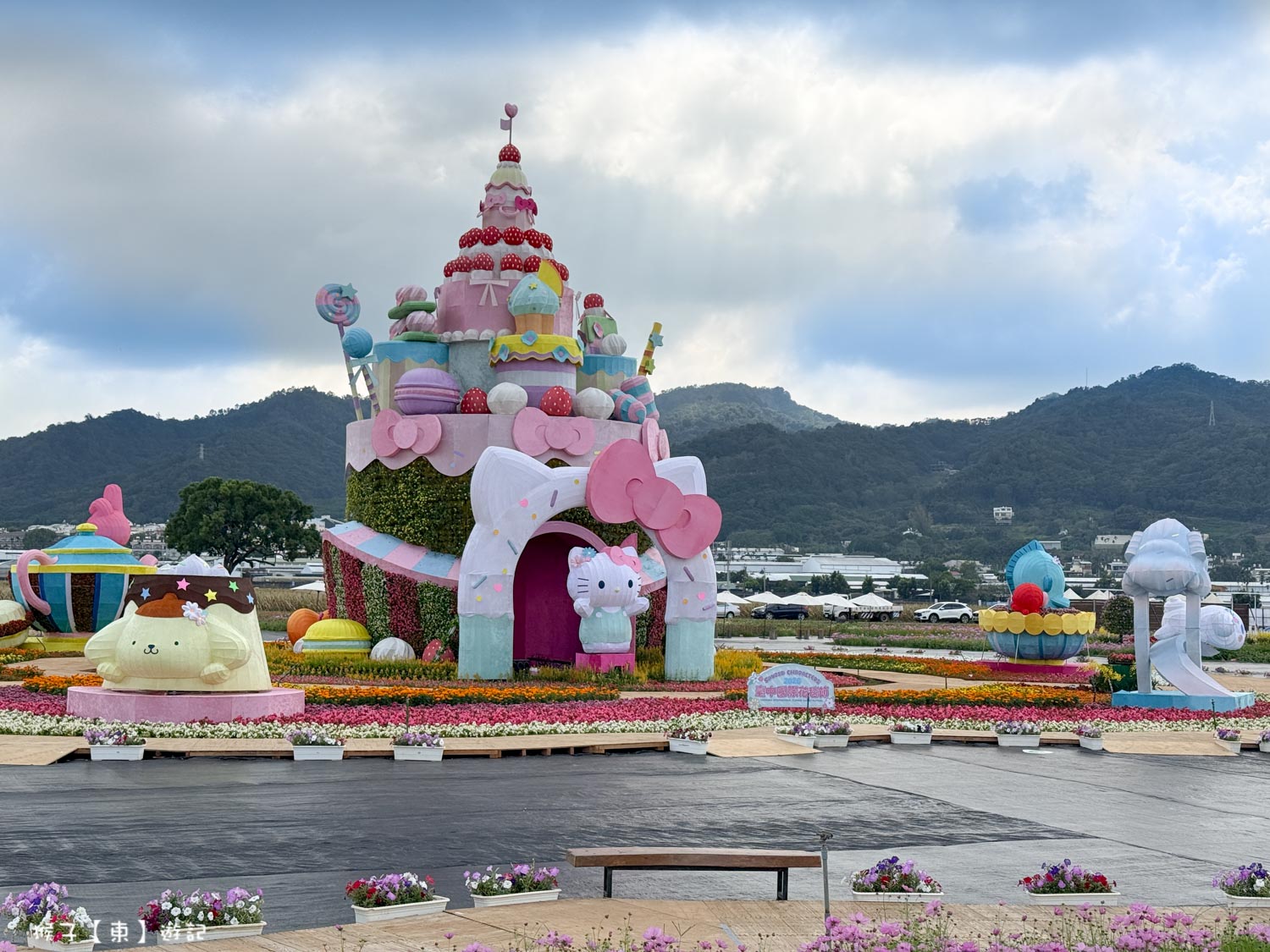 網站近期文章：[台中] 新社花海 台中國際花毯節 Hello Kitty夢幻甜點城堡 免門票賞花打卡